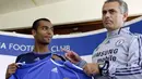 Pelatih Chelsea, Jose Mourinho, didenda FA sebesar 75.000 poundsterling (Juni 2005) setelah bertemu Ashley Cole pada Januari 2005 padahal si pemain masih dalam kontrak Arsenal. (www.squawka.com)