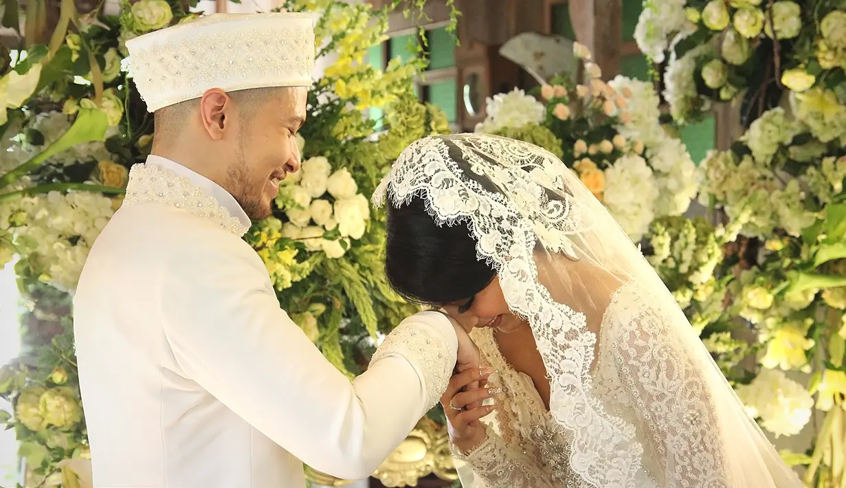Air mata Tyas Mirasih menetes sebelum resmi dipersunting lelaki yang menjadi pilihannya, Raiden Seodjono. Akad nikah pasangan ini digelar Sabtu, (8/7). Ijab kabul berjalan khidmat dan lancar disaksikan kedua keluarga mempelai. (Bambang E. Ros/Bintang.com)