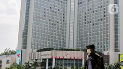 Warga melintas di depan Hotel Grand Hyatt yang berlatar jendela berbentuk hati di Bundaran HI, Jakarta, Senin (13/4/2020). Aksi tersebut juga sebagai bentuk ungkapan cinta terhadap perjuangan tenaga medis dan orang-orang di garis terdepan dalam penanganan Covid-19. (Liputan6.com/Faizal Fanani)