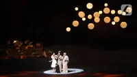 Diva pop Krisdayanti tampil membawakan lagu Bertubi-tubi bersama kedua anaknya, Aurel Hermansyah dan Amora Lemos, serta cucunya Ameena dalam Konser Semesta Krisdayanti di JIEXPO Convention Centre and Theatre, Kemayoran, Jakarta, Sabtu (5/8/2023). (Fimela.com/Bambang E. Ros)