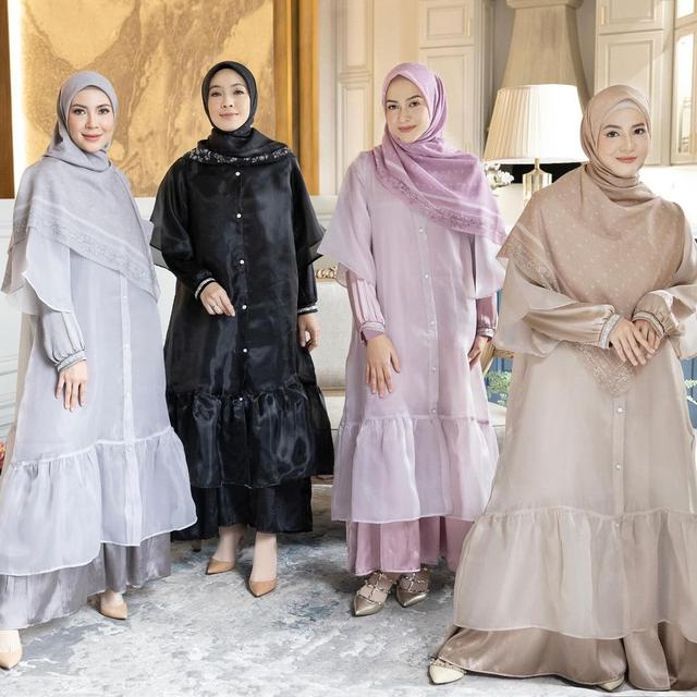 7 Gaya Pemotretan Natasha Rizky dengan Geng Artisnya, Banjir Pujian