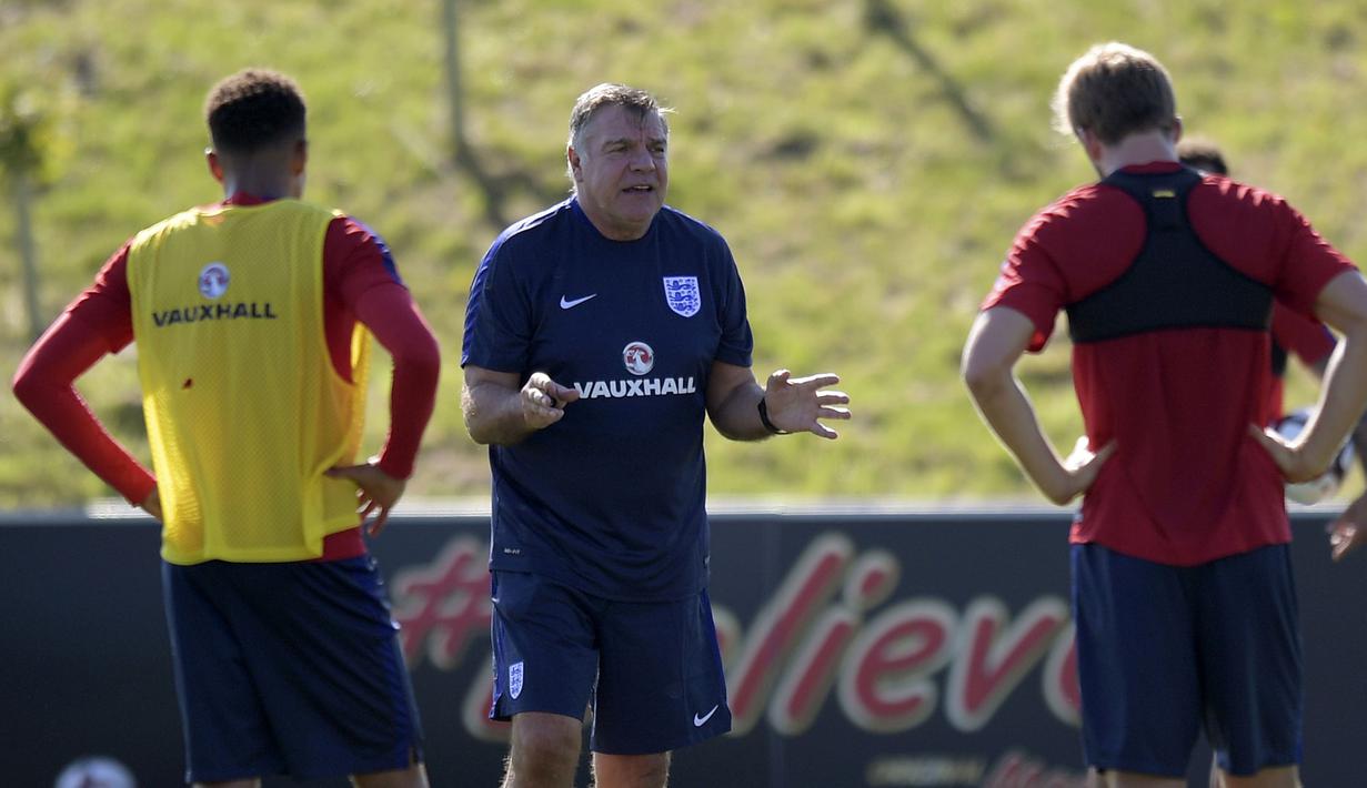 Big Sam tengah memberikan instruksi kepada para pemain pada sesi latihan timnas Inggris di St George's Park dekat Burton-Upon-Trent, (3/9/2016). (AFP/Anthony Devlin) 