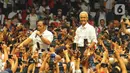 Ganjar yang menggunakan kemeja putih langsung naik ke atas panggung dan menyalami sejumlah relawan. (merdeka.com/Imam Buhori)