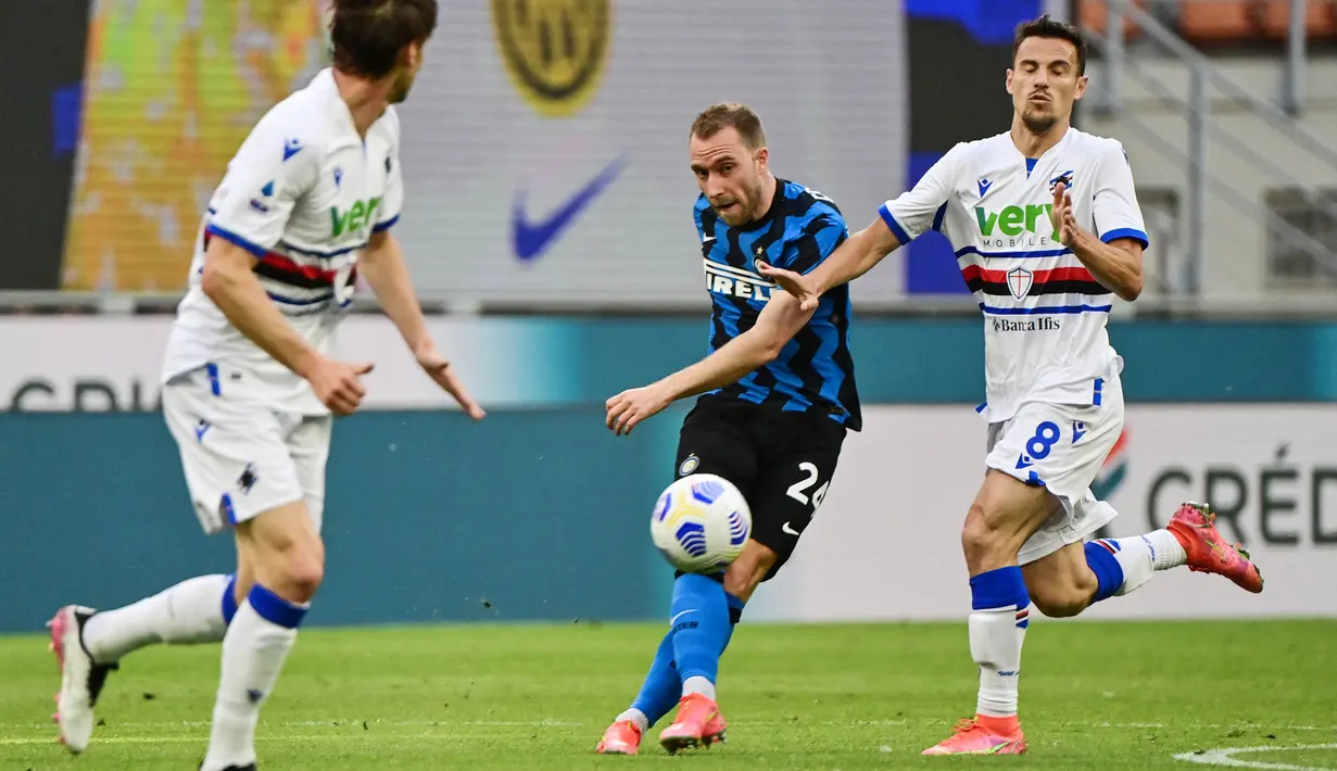 Gelandang Inter Milan, Christian Eriksen, melepaskan tendangan saat melawan Sampdoria pada laga Liga Italia di Stadion Giuseppe Meazza, Sabtu (8/5/2021). Inter Milan menang dengan skor 5-1. (AFP/Miguel Medina)