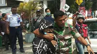 Kopda Manuel, seorang anggota TNI yang juga berprofesi sebagai sopir angkot.(Liputan6.com/Ahmad Akbar Fua)