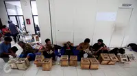 Petani dari kawasan Pegunungan Kendeng, Kabupaten Rembang, Jawa Tengah, beristirahat saat melakukan aksi protes memasuki hari ke keenam mencor kaki dengan semen di kantor LBH Jakarta, Jakarta Pusat, Sabtu (18/3). (Liputan6.com/Johan Tallo)