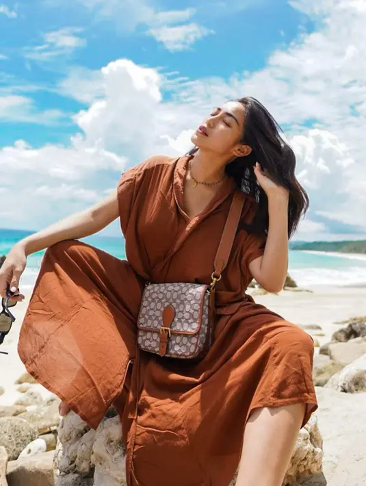 Beberapa waktu lalu Jessica Iskandar mengunggah video mengenai perubahan penampilannya di media sosial. Sebagai bentuk dukungan untuk survivor kanker, wanita yang akrab disapa Jedar ini mengikuti kegiatan amal yakni mendonasikan rambutnya untuk pasien kanker. (Liputan6.com/IG/@inijedar)