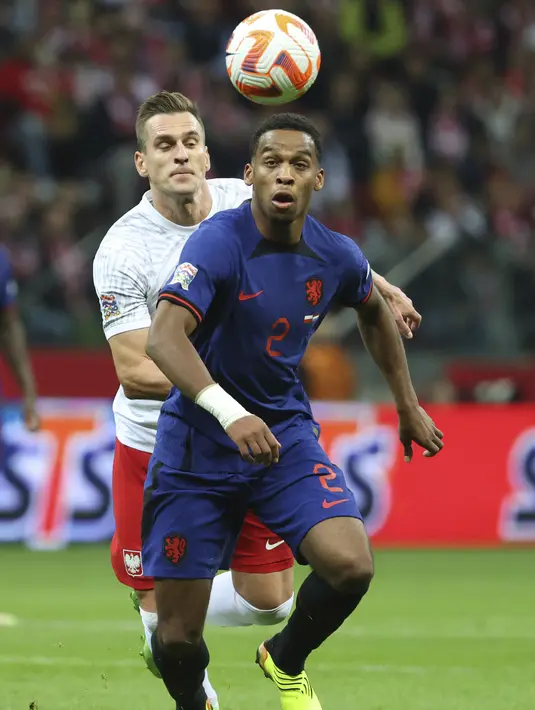 Bek timnas Belanda Jurrien Timber mengontrol bola saat bertandang ke Polandia dalam lanjutan UEFA Nations League A di Stadion Narodowy, Warsawa pada Jumat (29/09) dini hari WIB. Belanda sukses menundukkan Polandia 2-0 lewat gol yang disumbangkan oleh Cody Gakpo dan Steven Bergwijn. (AP Photo/Michal Dyjuk)