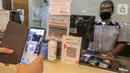 Konsumen membayar makanan dengan barcode di Restoran Bandar Djakarta, Alam Sutera, Tangerang Selatan, Rabu (10/6/2020). Sambut new normal, PSBB Tangerang Raya yang diperpanjang hingga 15 Juni tetap menerapkan protokol kesehatan guna menekan penyebaran virus Covid-19 (Liputan6.com/Fery Pradolo)
