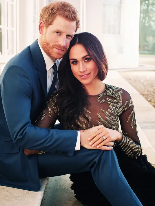 Pangeran Harry dan tunangannya aktris AS Meghan Markle saat berpose di Frogmore House di Windsor (21/12). Foto pertunangan ini dirilis oleh Kensington Palace dan diabadikan oleh fotografer Alexi Lubomirski. (AFP Photo/Alexi Lubomirski)