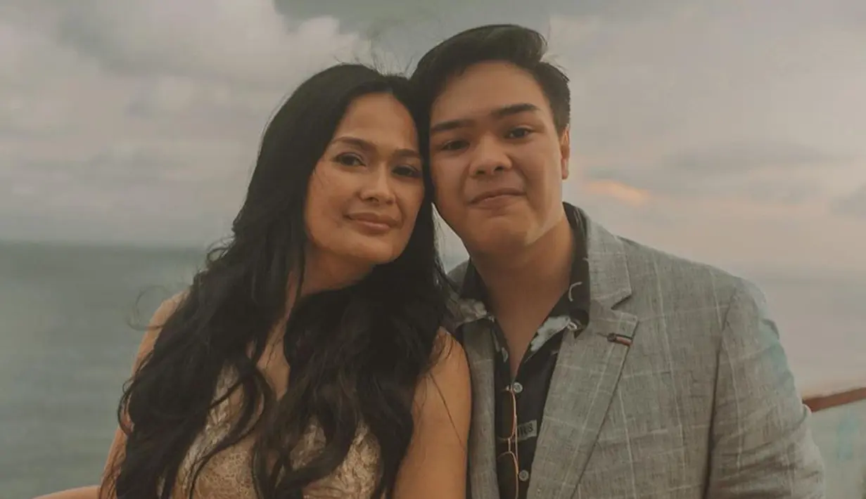 Tidak hanya Jeje, anak pertama Donna, Ricky Harun juga hadir di pernikahan ibunda mereka. (Liputan6.com/IG/@jejesoekarno)