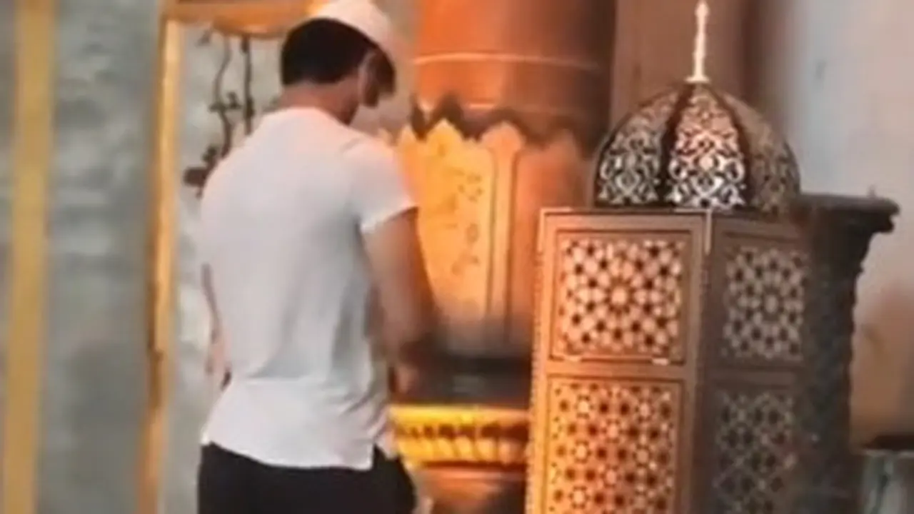 Bikin Haru, Viral Pria Asal Turki Sholat Dengan 2 Kaki Palsu