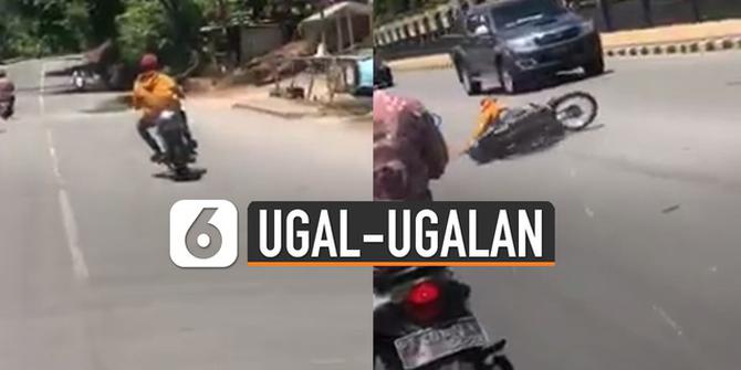 VIDEO: Aksi Ugal-Ugalan Pemotor Bahayakan Pengendara Lain