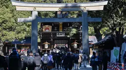 Jutaan orang di Jepang biasanya mengunjungi kuil dan wihara selama tiga hari pertama tahun baru. (Richard A. Brooks/AFP)