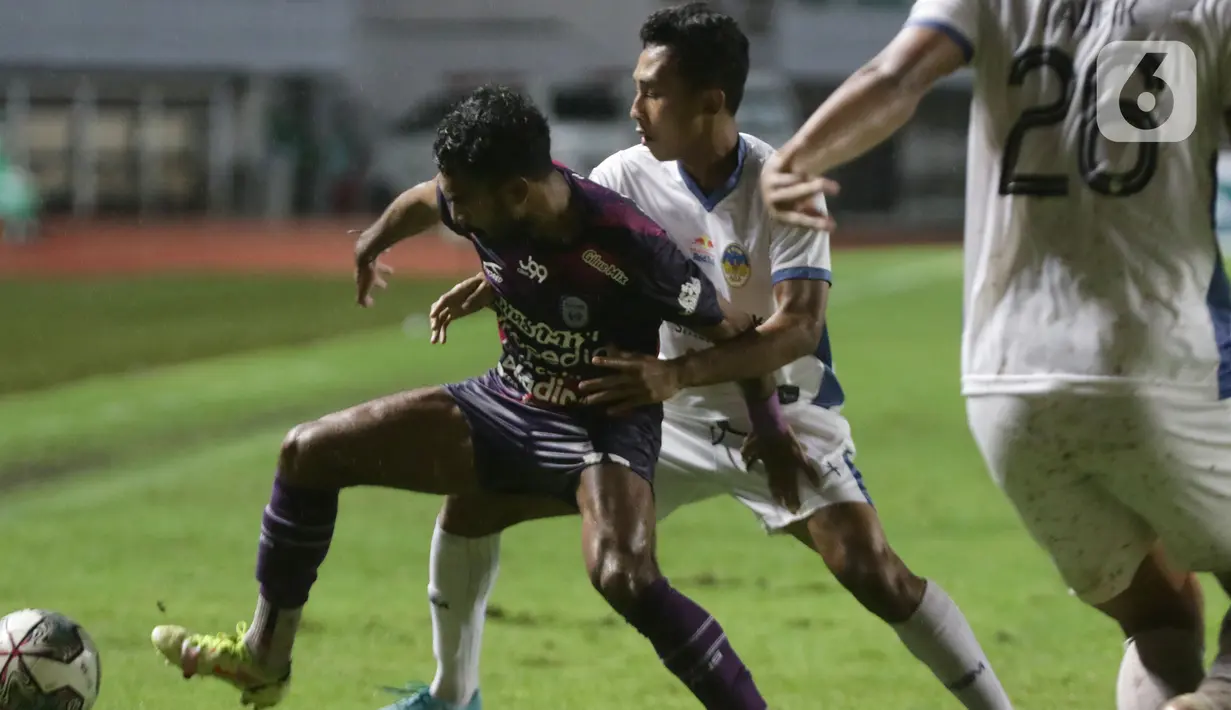 Pemain RANS Cilegon FC berebut bola dengan pemain PSIM Yogyakarta pada laga semifinal Liga 2 Indonesia 2021 di Stadion Pakansari, Kab Bogor, Senin (27/12/2021). RANS Cilegon unggul 3-0 dan melaju ke final serta memastikan satu tempat promosi ke Liga 1. (Liputan6.com/Helmi Fithriansyah)
