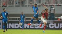 Pemain Timnas Indonesia, Muhammad Dimas Drajad (kanan) berebut bola dengan pemain Timnas Curacao, Justin Shane Ogenia&nbsp;saat laga FIFA Match Day antara Timnas Indonesia melawan Timnas Curacao di Stadion Pakansari, Bogor, Selasa (27/09/2022). (Bola.com/Muhammad Iqbal Ichsan)