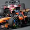 Pembalap McLaren asal Inggris, Lando Norris, beraksi di depan pembalap Ferrari asal Monako, Charles Leclerc, saat balapan sprint pada Grand Prix F1 Belanda di Zandvoort, Belanda, Sabtu, 22 Agustus 2026. (Foto AP/Darko Bandic)