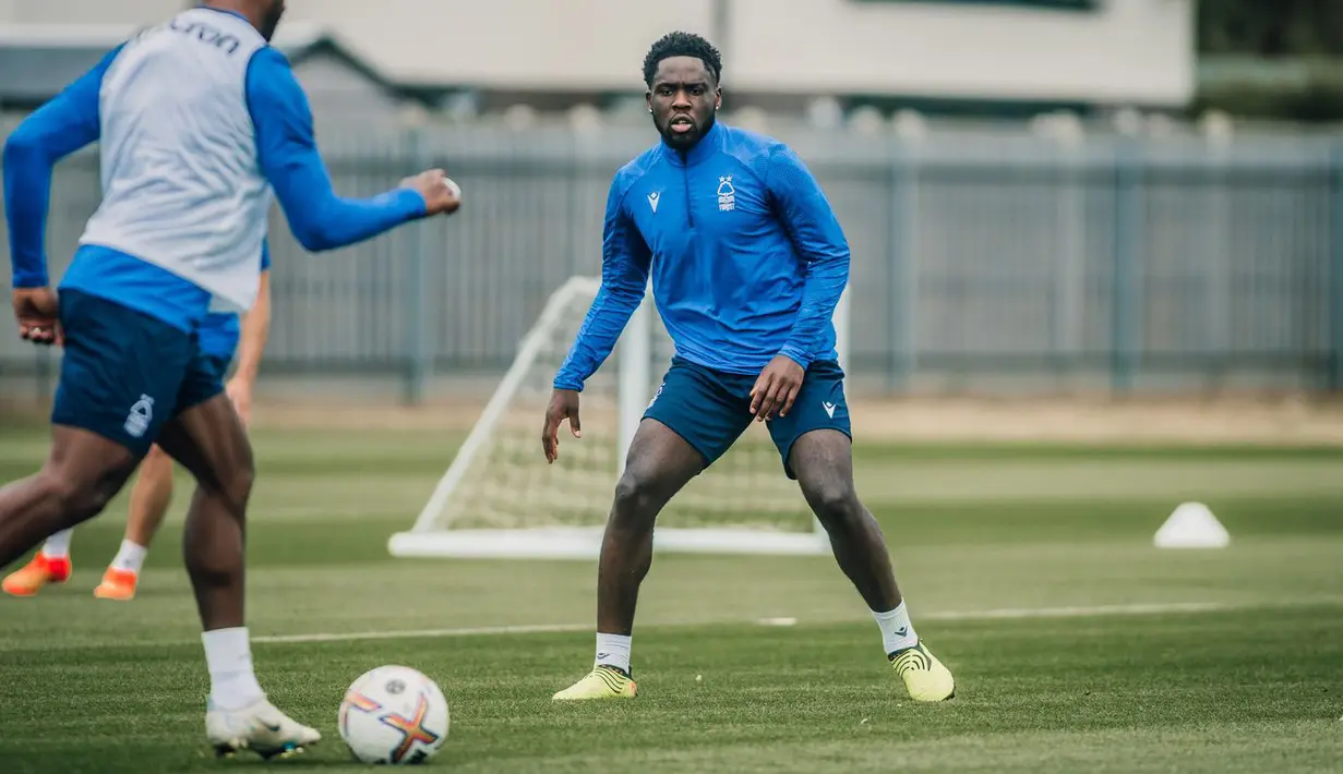 Nottingham Forest juga mengamankan jasa Orel Mangala dari VFB Stuttgart. Nottingham Forest menggelontorkan dana sebesar 12,75 juta poundsterling untuk memboyong pemain berusia 24 tahun tersebut, dan mereka memberinya kontrak jangka panjang. (nottinghamforest.co.uk)
