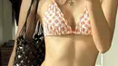 Lisa tampil dengan self tie bikini top seharga Rp14 jutaan dipadukan self tie bikini bottom seharga Rp15 jutaan. Ia juga membawa tas hitam berjaring bunga dari Polene seharga Rp6 jutaan.  [@lalalalisa_m]