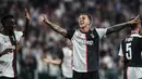 Striker Juventus, Federico Bernardeschi, merayakan gol yang dicetaknya ke gawang Leverkusen pada laga Liga Champions di Stadion Juventus, Turin, Selasa (1/10). Juventus menang 3-0 atas Leverkusen. (AFP/Isabella Bonotto)