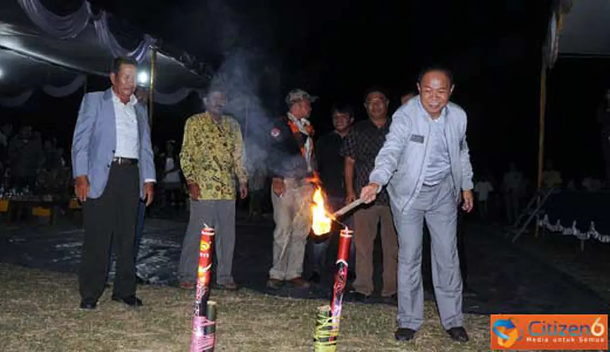 Citizen6, Tulang Bawang: Bupati Tulang Bawang Barat, Bactiar Basri menyalakan kembang api sebagi puncak HUT ke-8 IPPAGURA. (Pengirim: Jerry Hasan)