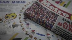 Koran di Malaysia memasang bendera Indonesia terbalik di Kuala Lumpur, Minggu (20/8/2017). Setelah pemasangan bendera Indonesia terbalik terjadi di buku Sea Games kini giliran koran Malaysia melakukan hal sama. (Bola.com/Vitalis Yogi Trisna)