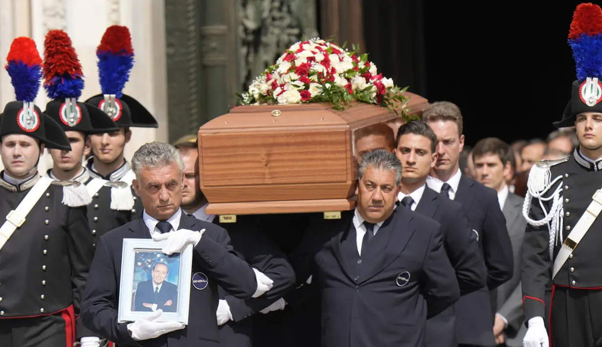 <p>Peti mati mantan Perdana Menteri Italia Silvio Berlusconi meninggalkan Katedral Gotik Milan pada akhir pemakaman kenegaraannya di Italia, Rabu (14/6/2023). Ribuan pelayat memenuhi jalan untuk melepas Berlusconi terakhir kalinya. (AP Photo/Luca Bruno)</p>