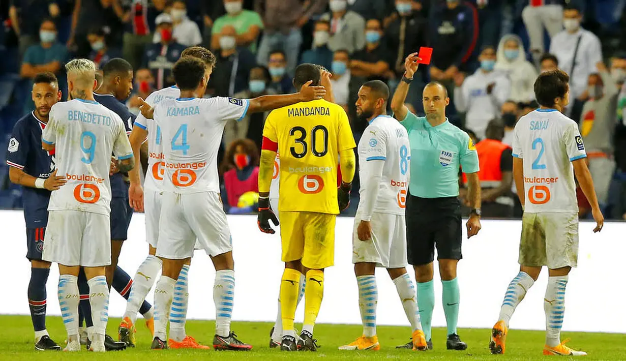 Wasit memberikan kartu merah saat pertandingan antara Paris Saint-Germain kontra Marseille pada laga Ligue 1 di di Stade de France, Senin (14/9/2020). PSG takluk 0-1 dari Marseille. (AP Photo/Michel Euler)