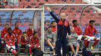 Manajer Arsenal, Arsene Wenger saat memberi instruksi kala bersua Manchester City, pada laga persahabatan di Stadion Ullevi, Gothenburg, Swedia (7/8/2016). Performa Arsenal pada 2016-2017 menjadi penentu nasib Wenger.  (Reuters/Adam Holt)