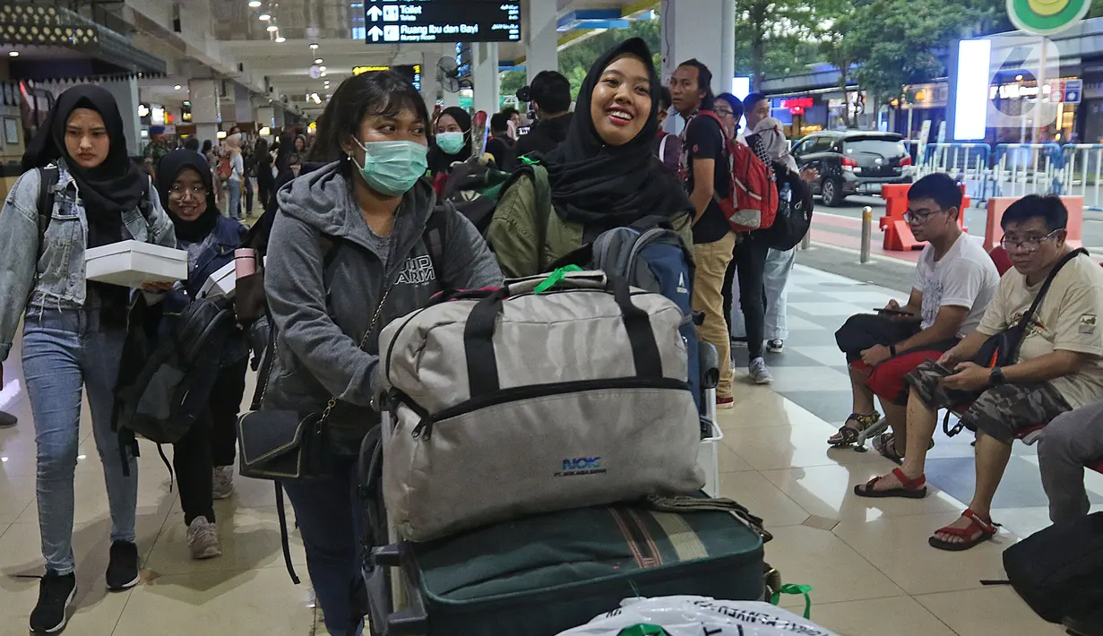 Warga Negara Indonesia (WNI) yang telah selesai menjalani masa observasi virus corona dari Natuna, tiba di Bandara Halim Perdanakusuma, Jakarta, Sabtu (15/2/2020). Pemerintah secara resmi memulangkan 238 WNI ke daerah masing-masing karena telah dinyatakan sehat. (Liputan6.com/Herman Zakharia)