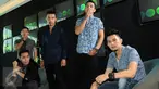Gaya grup band Hijau Daun saat mengikuti sesi pemotretan di Liputan6.com, Jakarta, Kamis (7/1/2016). Hijau Daun merilis 4 buah single terbaru sekaligus setelah sempat vakum di industri musik Tanah Air beberapa tahun terakhir (Liputan6.com/Helmi Afandi)