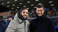 Pelatih Como Cesc Fabregas bersama pelatih Juventus, Thiago Motta. (Piero CRUCIATTI / AFP)
