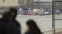 Pemandangan dari Pier 40 di New York, di mana polisi dan kru pemadam kebakaran dari New York dan New Jersey merespons laporan kecelakaan helikopter pada hari Kamis, 10 April 2025. (Dok. AP/Yuki Wamura)