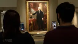 Pengunjung mengamati lukisan mantan presiden Amerika Serikat George Washington dalam pameran bertajuk "Presiden-Presiden Amerika" (America's Presidents) di Galeri Potret Nasional di Washington DC, Amerika Serikat (17/2/2020). (Xinhua/Liu Jie)