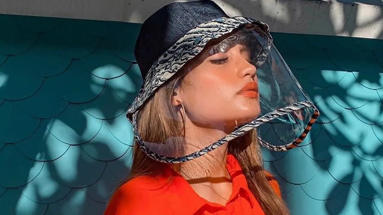 cinta laura gunakan face shield/Instagram @claurakiehl