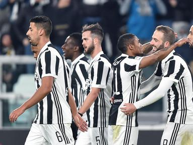Para pemain Juventus merayakan gol Douglas Costa (tengah) saat melawan Genoa pada lanjutan Serie A di Allianz stadium, Turin, (22/1/2018). Juventus menang tipis 1-0. (Alessandro Di Marco/ANSA via AP)