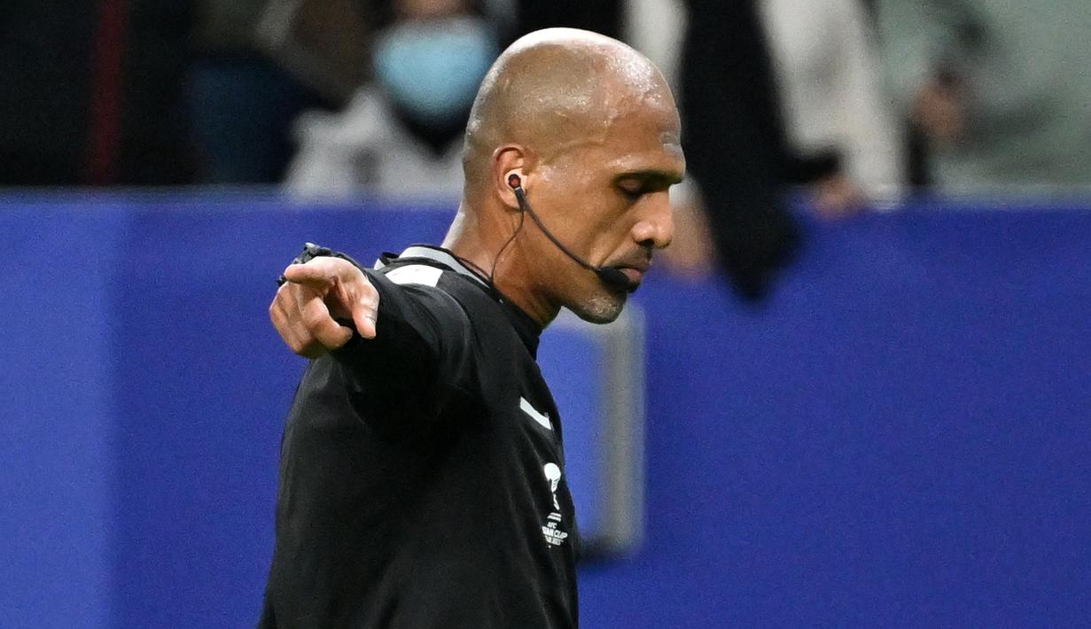 <p>Pada menit ke-90+9 Timnas Indonesia malah kebobolan melalui Mohamed Marhoon mencetak gol setelah memanfaatkan situasi tendangan pojok. Skuad Garuda pun gagal meraih kemenangan perdananya dan laga berakhir dengan skor 2-2. (AFP/Hector Retamal)</p>