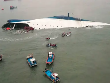 [FOTO] Korban Kapal Feri Tenggelam di Korea Selatan Dievakuasi