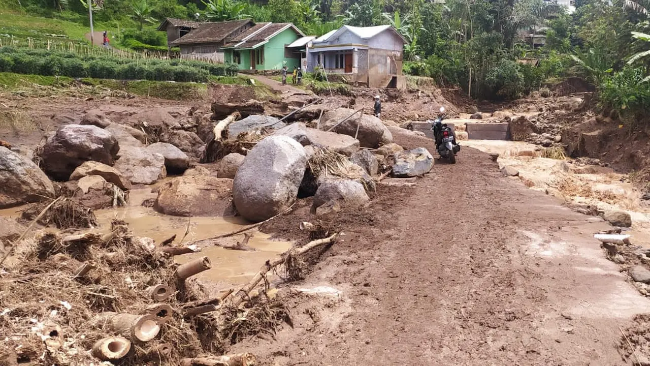 Sejumlah fasilitas publik seperti jalan dan jembatan di desa Cinta Manik, Karangtengah, Garut, Jawa Barat nampak rusak setelah musibah banjir bandang kemarin.