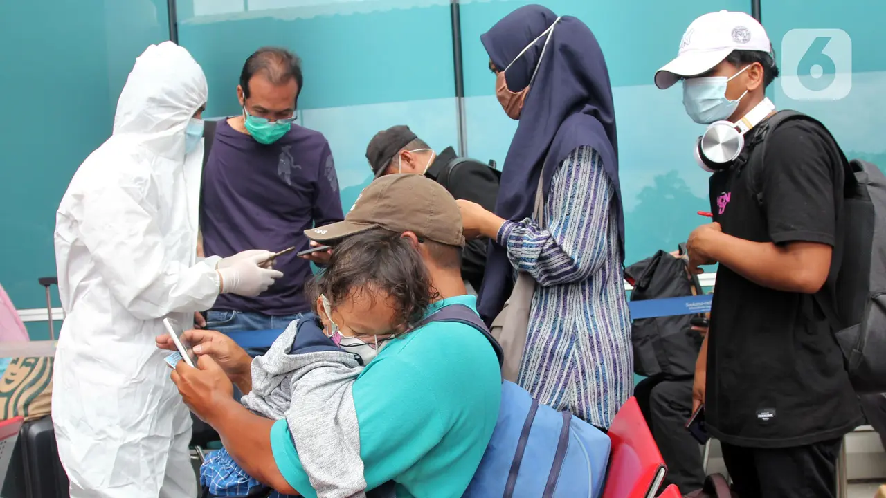 FOTO: Calon Penumpang Bandara Soetta Mengular Antre Rapid Test