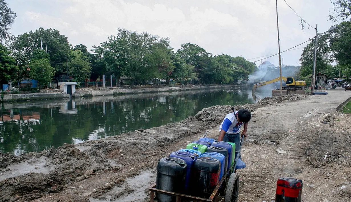 Pedagang air keliling mengaku permintaan air dimusim kemarau ini sangat meningkat, Jakarta, Senin (22/9/14). (Liputan6.com/Faizal Fanani)