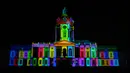 Cahaya warna-warni diproyeksikan pada Istana Charlottenburg sebagai bagian dari Festival of Lights di Berlin pada 14 September 2020. Kreasi cahaya lebih dari 90 karya seni tersebut ditampilkan di 86 lokasi yang berlangsung hingga 20 September mendatang. (John MACDOUGALL/AFP)