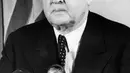 Presiden Amerika Serikat Herbert Hoover saat berpidato di radio pada 20 Oktober 1950. Presiden AS ke-31 yang menjabat antara 1929-1933 ini kalah dari Franklin Roosevelt karena dinilai gagal atas kejatuhan pasar saham pada 1929 yang menyebabkan Depresi Hebat. (Photo by - /INTERCONTINENTALE/AFP)