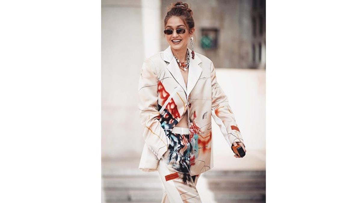 Unggah Foto Milik Paparazi di Instagram, Gigi Hadid Bersikeras Tak