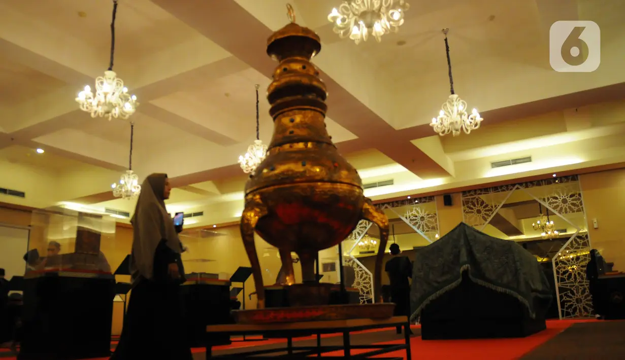Kemudian siwak, kiswah (penutup) makam, tongkat, janggut, rambut, serta rambut putri Rasulullah, Siti Fatimah, pedang digunakan Sultan Muhammad Al Fatih, dan batu pondasi Ka'bah. (merdeka.com/Imam Buhori)