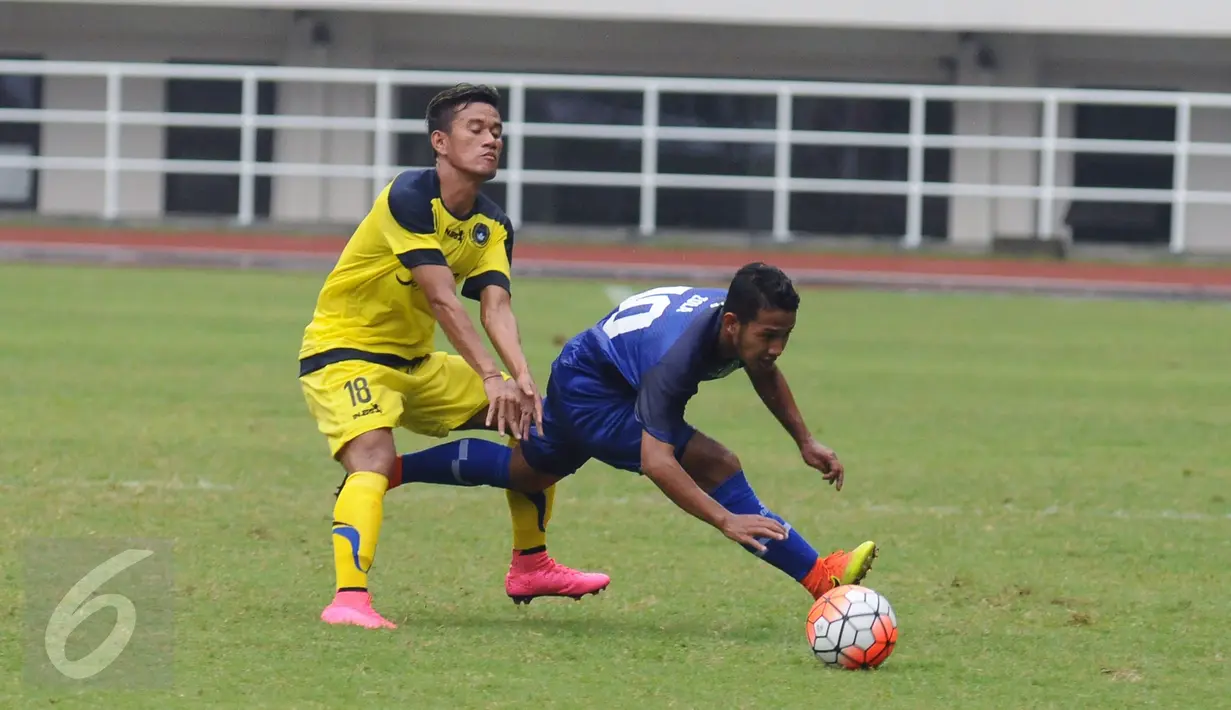Gelandang Jawa Barat, Gian Zola (kanan) terjatuh saat berebut bola dengan pemain Jawa Tengah di laga perdana sepakbola Grup A PON XIX Jabar di Stadion Pakansari, Bogor, Rabu (14/6). Jawa Barat unggul 2-1 atas Jawa Tengah. (Liputan6.com/Helmi Fithriansyah)