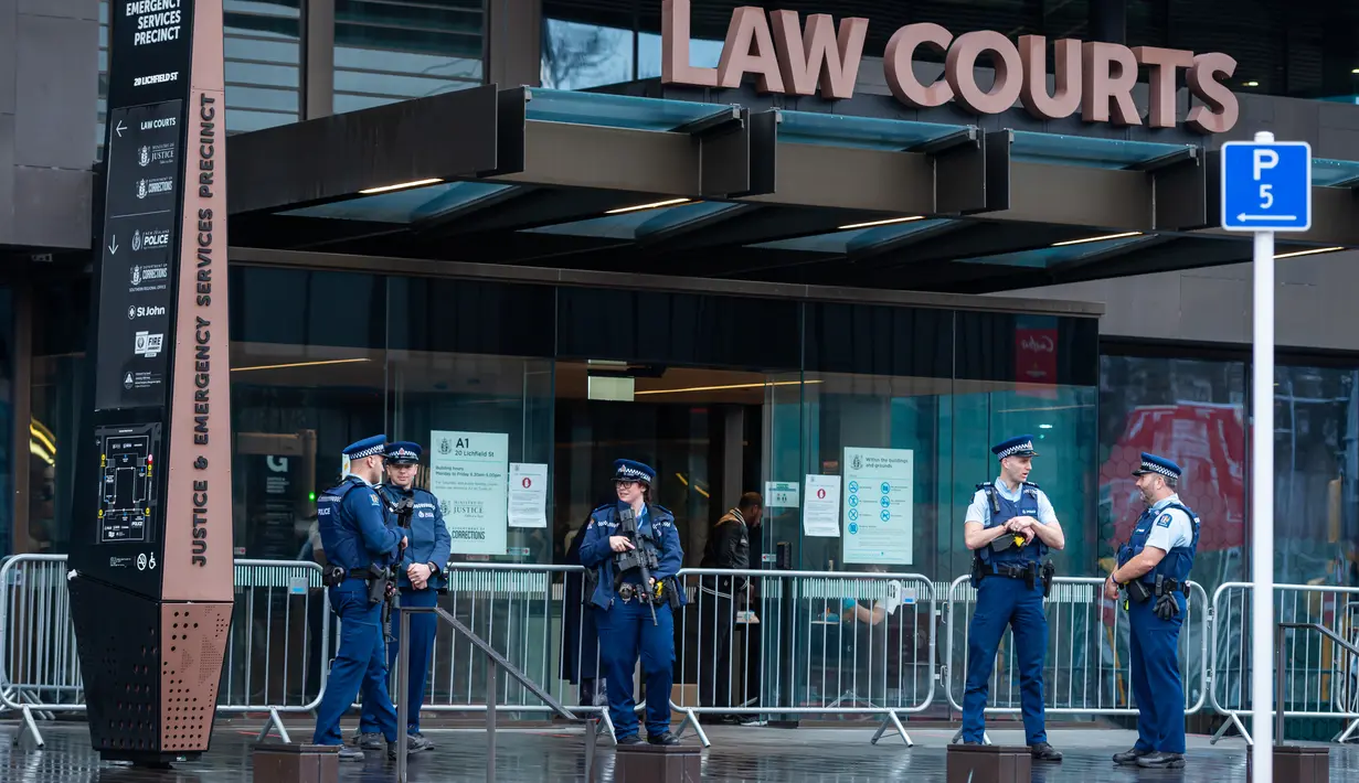 Polisi berjaga di luar pengadilan di Christchurch, Selandia Baru, 24 Agustus 2020. Pengadilan Tinggi di Christchurch memulai sidang putusan terhadap pelaku penembakan di masjid Christchurch.(Xinhua/Zhu Qiping)