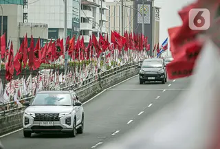 Sejumlah atribut atau alat peraga kampanye (APK) terus menjamur menjelang pelaksanaan pemilihan umum (Pemilu) 2024. (Liputan6.com/Faizal Fanani)