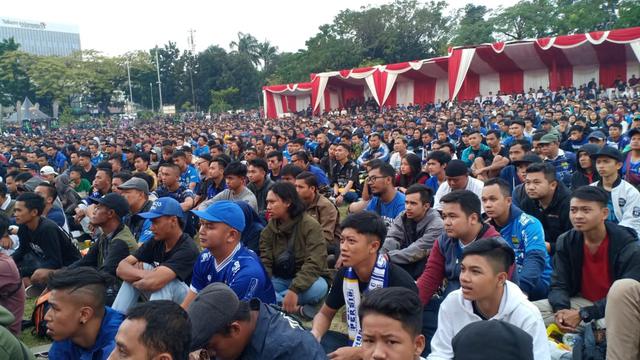 Cara Bobotoh Menikmati Duel Persija Vs Persib Di Lapangan Gasibu Hingga Cafe Persib Indonesia Bola Com