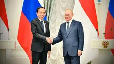 Presiden Joko Widodo (kiri) berjabat tangan dengan Presiden Rusia Vladimir Putin (kanan) usai menyampaikan pernyataan bersama di Istana Kremlin, Moskow, Rusia, Kamis (30/6/2022). Presiden menyatakan siap menjadi jembatan komunikasi antara Presiden Ukraina Volodymyr Zelenskyy dan Presiden Rusia Vladimir Putin agar kedua pihak mencapai perdamaian. (FOTO: Biro Pers Sekretariat Presiden)